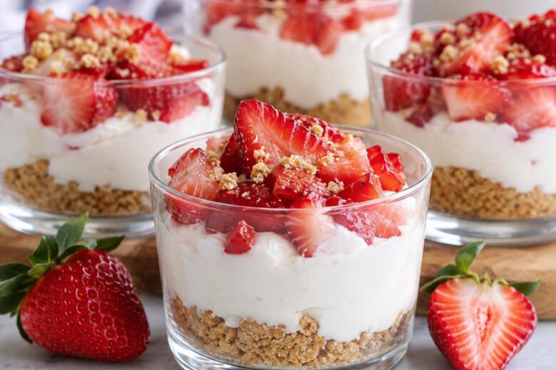 Photo of No Bake Cheesecake Cups Greek Yogurt with Strawberries (no bake cheesecake cups greek yogurt): the finished no bake cheesecake cups greek yogurt
